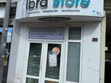 une devanture de magasin avec une enseigne indiquant « Libra Store »