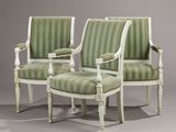 deux chaises recouvertes d'un tissu à rayures vertes et blanches, recouvertes, recouvertes, recouvertes, recouvertes, recouvertes, recouvertes, recouvertes