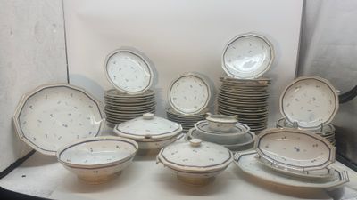 beaucoup d'assiettes et de bols posés sur une table
