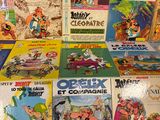 de nombreux livres exposés sur une table
