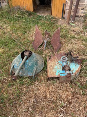 deux vieilles pales d'hélice rouillées, abandonnées dans l'herbe
