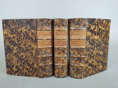 deux vieux livres posés l'un sur l'autre sur une table