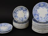 une grande quantité d'assiettes bleues et blanches empilées les unes sur les autres