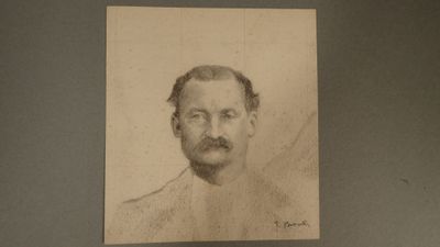 portrait d'un homme avec une moustache et une barbe sur une photo en noir et blanc