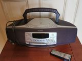 une radio et une télécommande posées sur une table près d'un mur