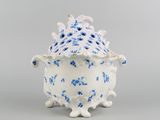 un vase bleu et blanc avec un couvercle à motifs floraux