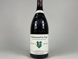 une bouteille de vin posée sur une table