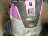 un aspirateur posé sur le sol de la pièce