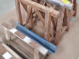 plusieurs pièces de bois sont empilées les unes sur les autres