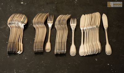 six fourchettes et cuillères sont alignées sur une table