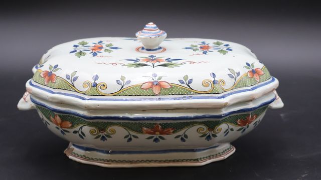 Soupière en faïence de Rouen (sauts d’émail)
