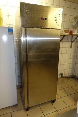 SUR DESIGNATION : Une armoire inox à froid positif *** Si pa…