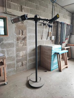 une pièce dans laquelle se trouvent une table et une lampe