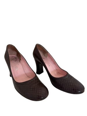 une paire de chaussures noires sur fond blanc