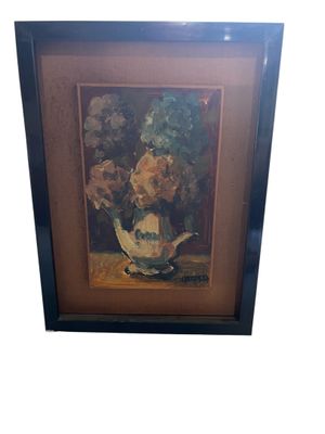 tableau représentant des fleurs dans un vase posé sur une table, dans un cadre noir