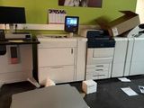 une photo d'un bureau en désordre, avec beaucoup de désordre par terre