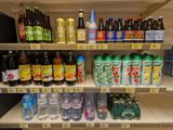 de nombreuses bouteilles et canettes de soda sur les rayons