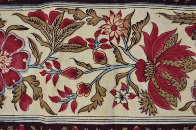 TISSU à décor imprimé polychrome de fleurs dans le style des… - Photo 1