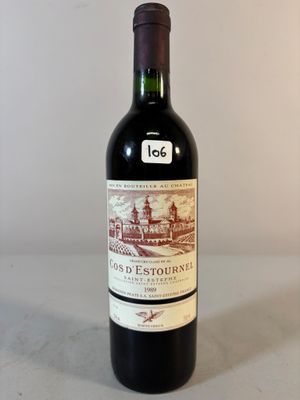 une bouteille de vin posée sur une table