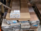 une palette remplie de cartons, dans un entrepôt