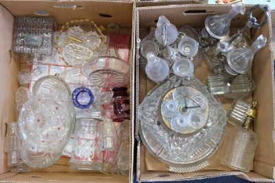 deux boîtes remplies d'objets en verre posées sur une table