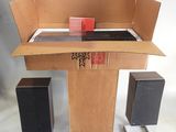 un bureau sur lequel se trouvent un ordinateur portable et des haut-parleurs