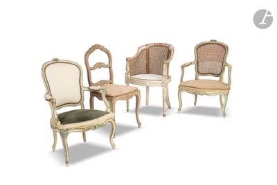 quatre chaises et une table sont disposées en rangée sur un fond blanc