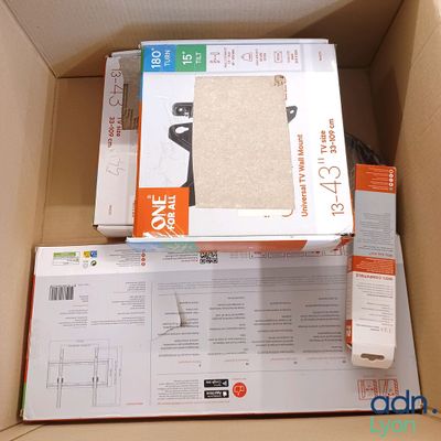une boîte en carton contenant une boîte d'équipements électroniques