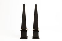 Paire d'obélisques en marbre noir poli et métal doré.