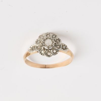 une bague ancienne en or et diamant