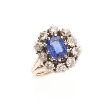 gros plan d'une bague en saphir bleu et diamant sur fond blanc