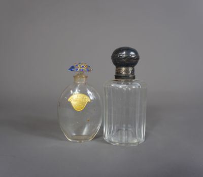 deux petites bouteilles en verre ornées de motifs dorés et bleus