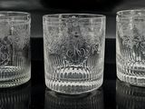 trois verres posés sur une table, sur fond noir
