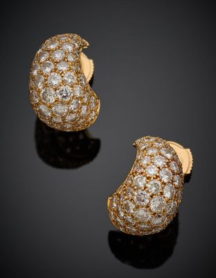 une paire de boucles d'oreilles en diamant et en or 18 carats