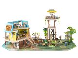 une maisonnette avec une tour et une cabane dans les arbres