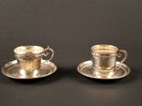 paire de tasses et soucoupes plaquées argent sur fond noir