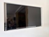 un téléviseur à écran plat fixé au mur d'un salon