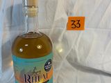 une bouteille d'alcool posée sur une table, avec une étiquette indiquant le prix