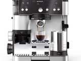 gros plan d'une machine à café sur une surface blanche
