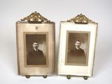 une paire de photographies anciennes en noir et blanc représentant un homme et une femme