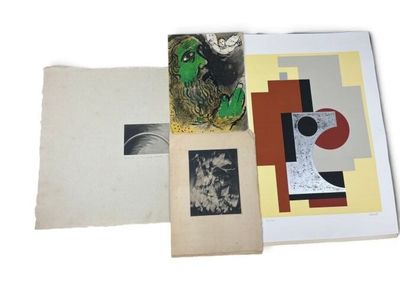 plusieurs œuvres d'art sont exposées sur une surface blanche