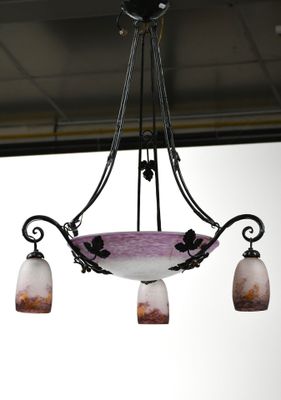 un lustre suspendu au plafond, muni de trois ampoules