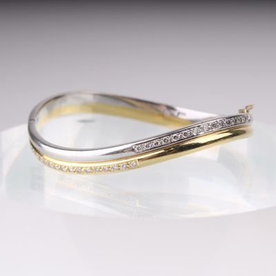 un gros plan sur un bracelet en or et en argent serti de diamants