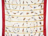 une écharpe rouge et blanche ornée d'un motif d'oiseaux