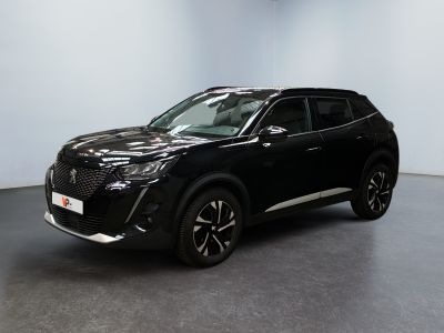 un SUV noir garé dans une pièce aux murs blancs