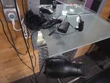 un sèche-cheveux et un sèche-cheveux posés sur une table en verre