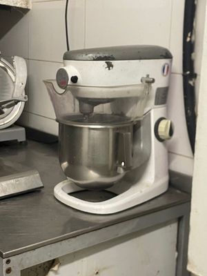 une photo d'une cuisine avec un mixeur et un blender