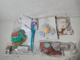 un grand nombre d'objets posés sur une table