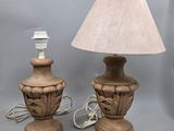 une paire de lampes en bois sculpté, chacune munie d'un abat-jour