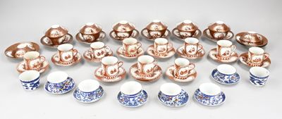 un grand nombre de tasses et de soucoupes sur une table